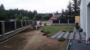 Pokládka travního koberce-W-GARDEN-Realizace zahrad0009