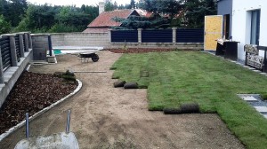 Pokládka travního koberce-W-GARDEN-Realizace zahrad0010